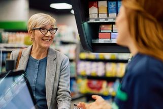 „To je dobré, drobné si nechte.“ Proč vám pokladní v supermarketu někdy musí vrátit dýško